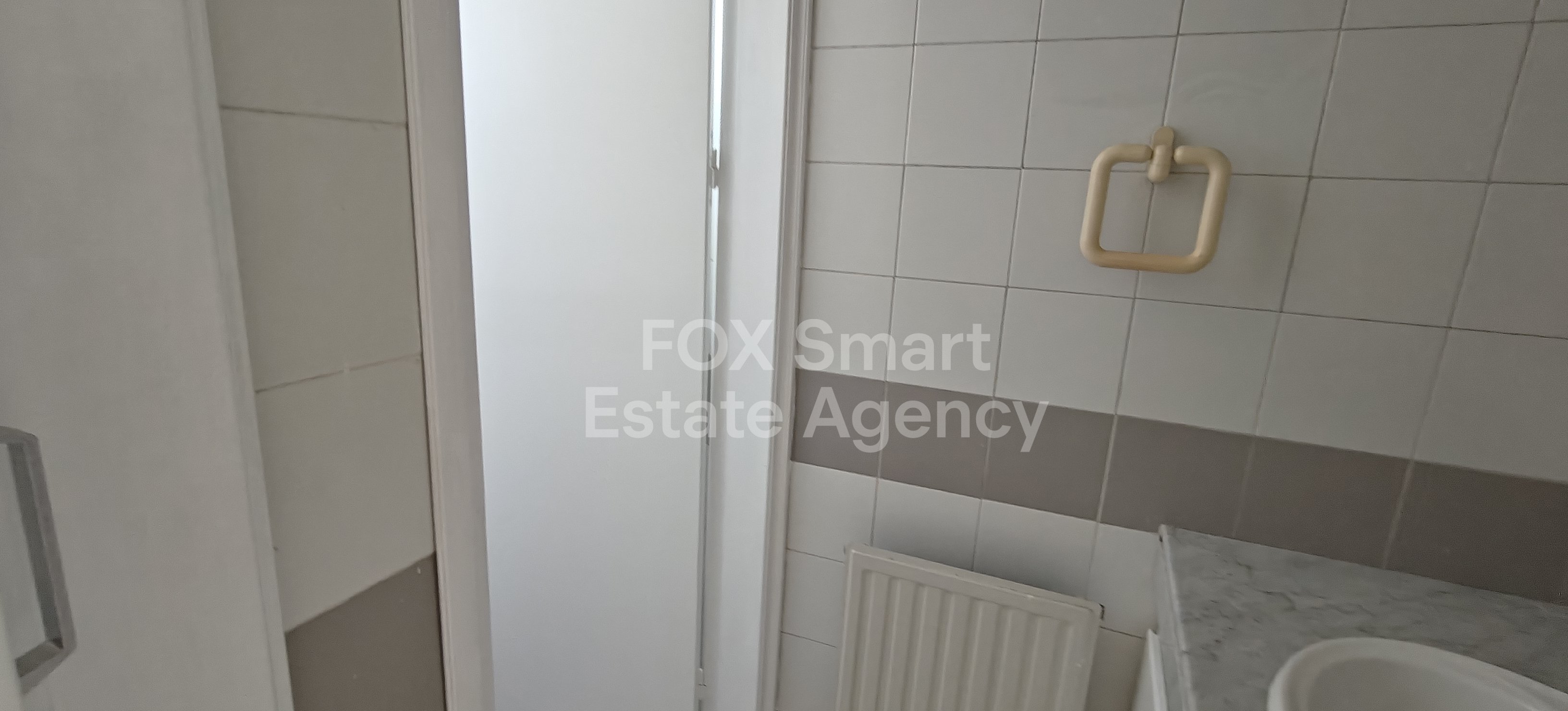 For rent spacious whole floor 3-bedroom apartment in Makedonitisa close to the Mall of Egkomi