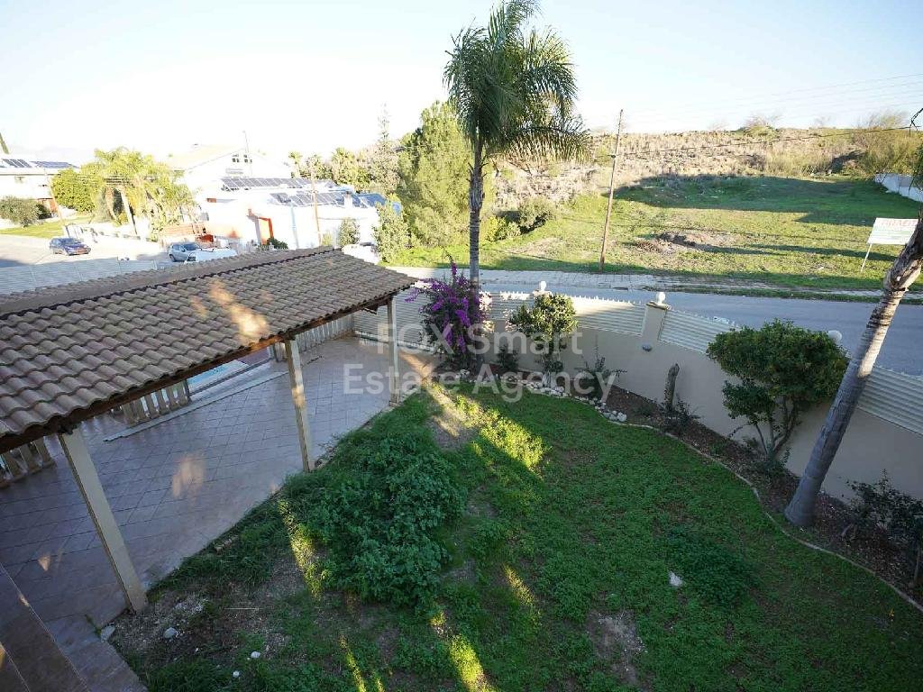 Spacious 5-bedroom house with a swimming pool in Tseri, Nicosia