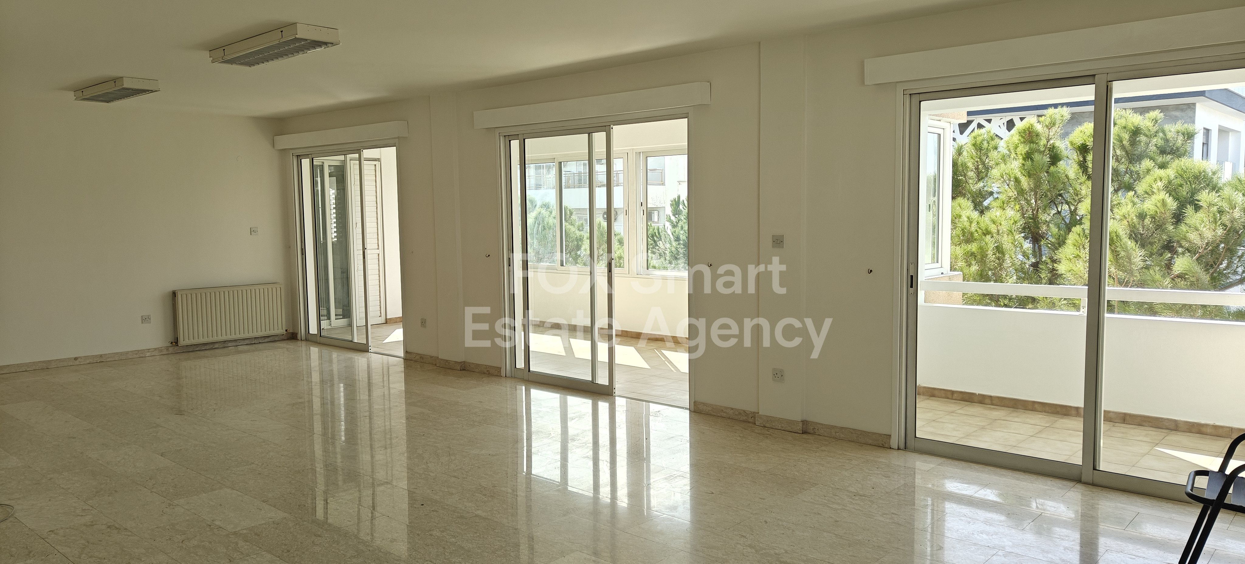 For rent spacious whole floor 3-bedroom apartment in Makedonitisa close to the Mall of Egkomi