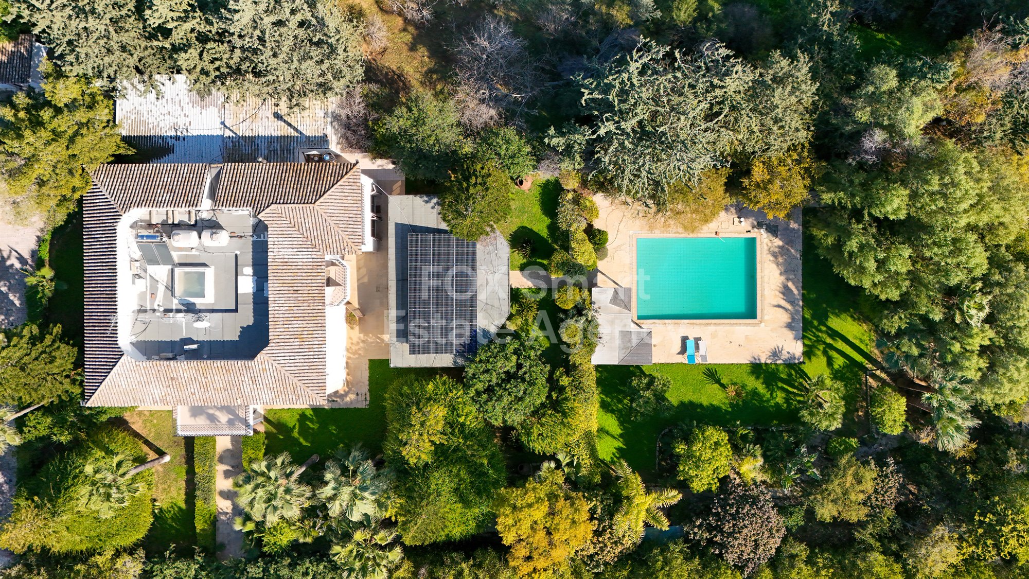 Luxury 5-Bedroom Villa with Private Pool – Prime Residential Area of Larnaca, Cyprus