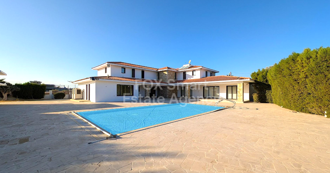 Five bedroom house for sale, Dromolaxia.