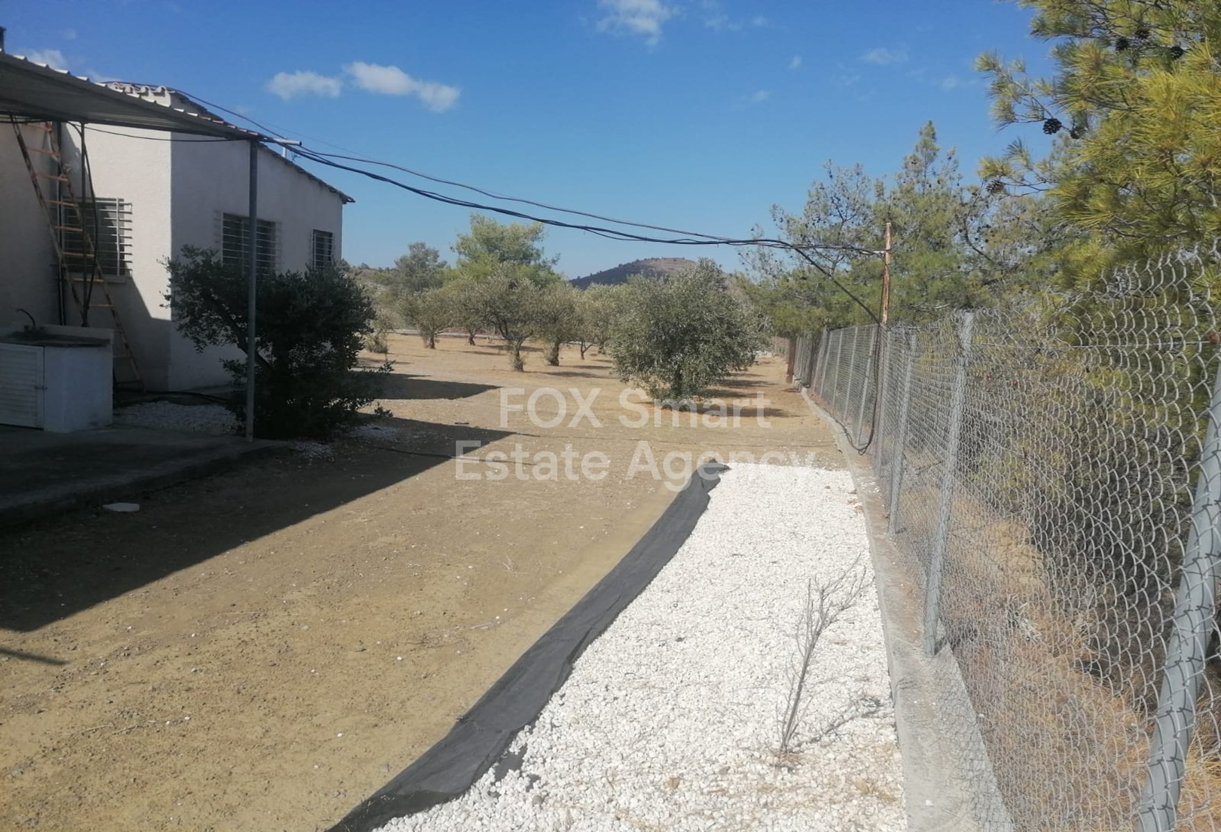 Detached house in over 14000sqm land, between Sia and Alambra