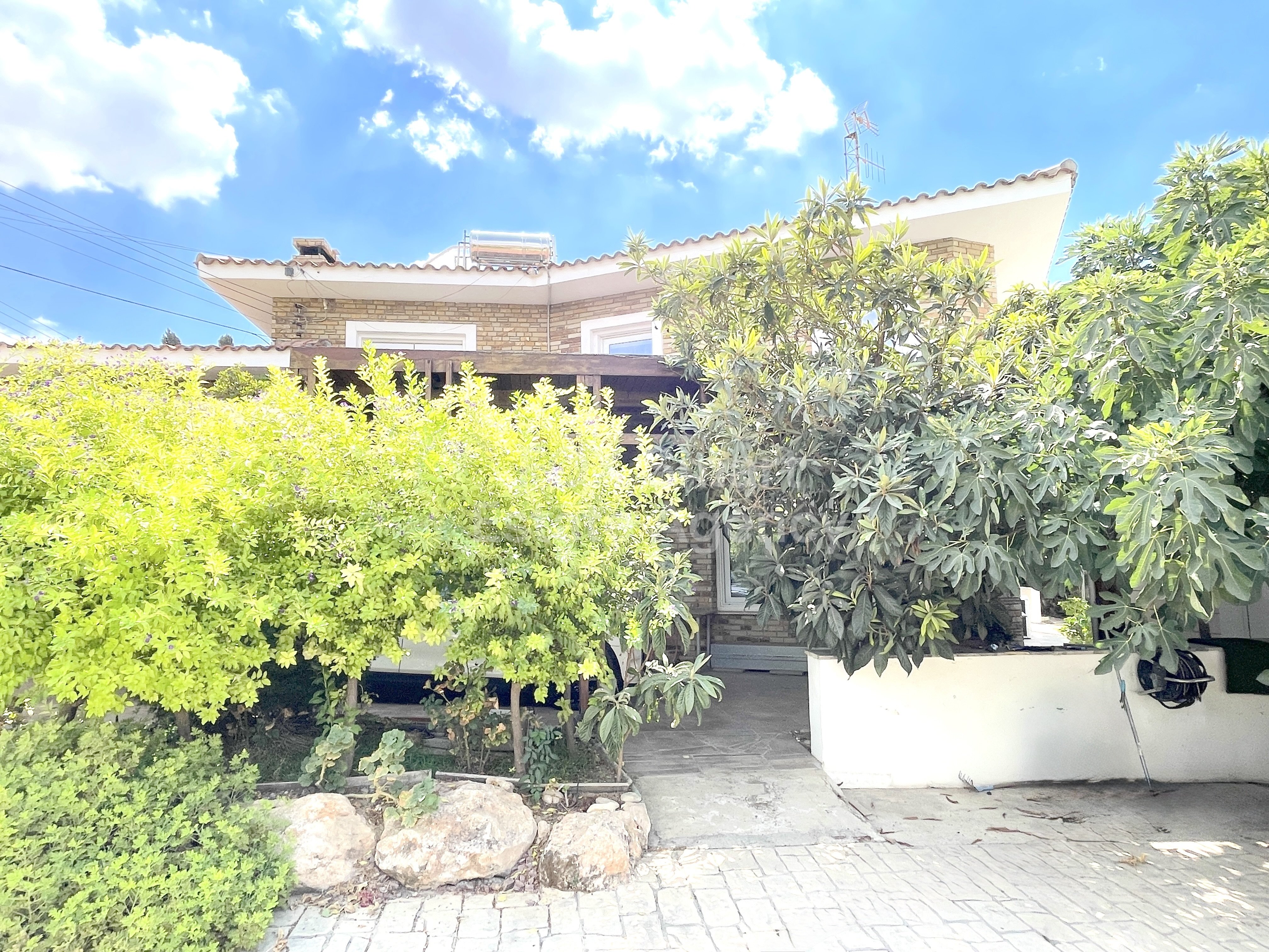Timeless Elegance in Platy Aglantzias area: Your Dream Home with big yard Awaits