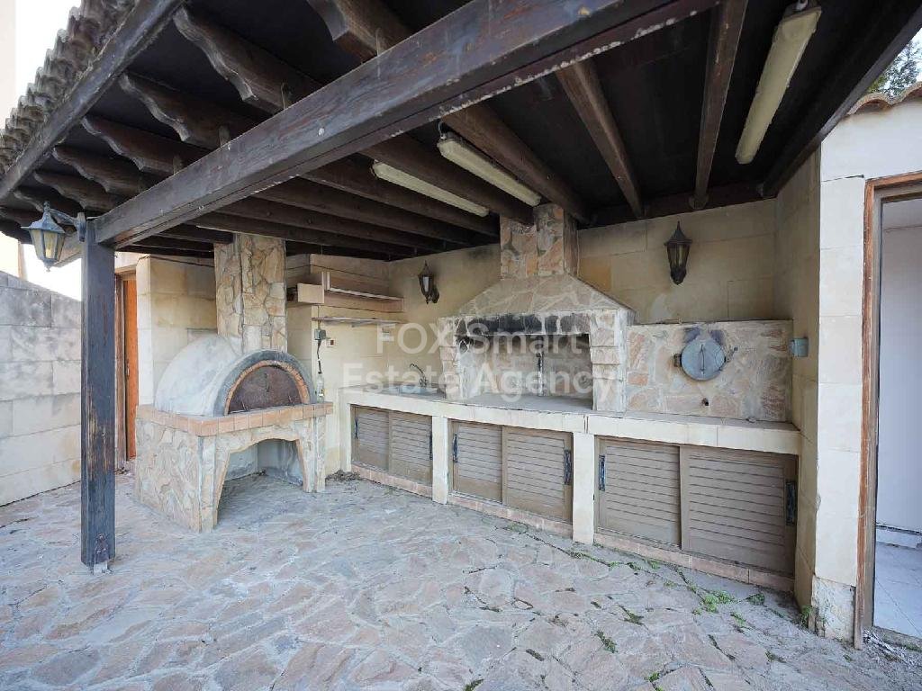 Spacious 5-bedroom house with a swimming pool in Tseri, Nicosia