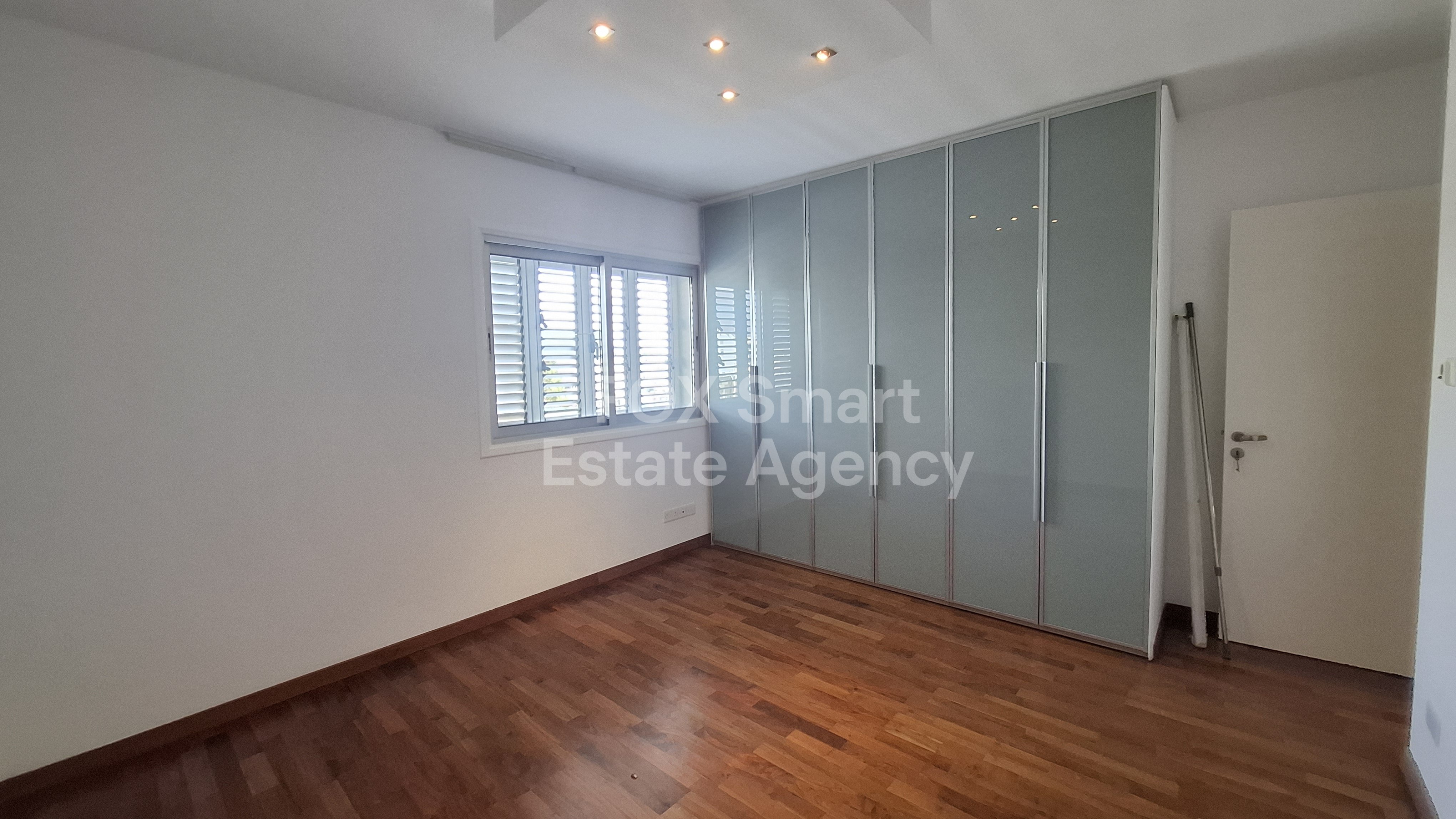 Magnificent Top floor flat with roofgarden in top Location