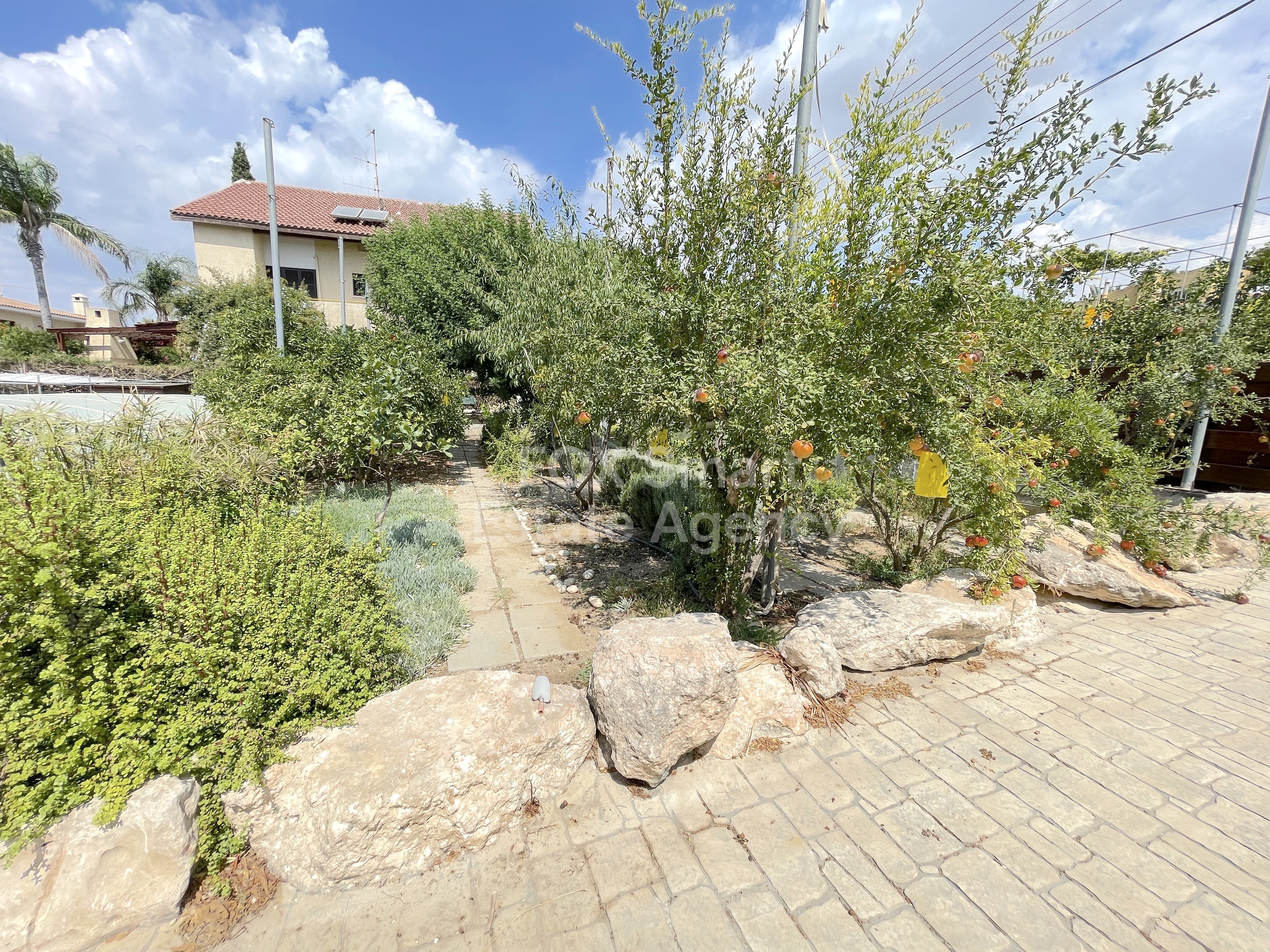 Timeless Elegance in Platy Aglantzias area: Your Dream Home with big yard Awaits