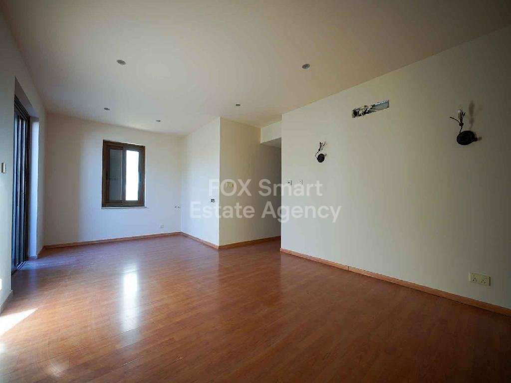 Spacious 5-bedroom house with a swimming pool in Tseri, Nicosia