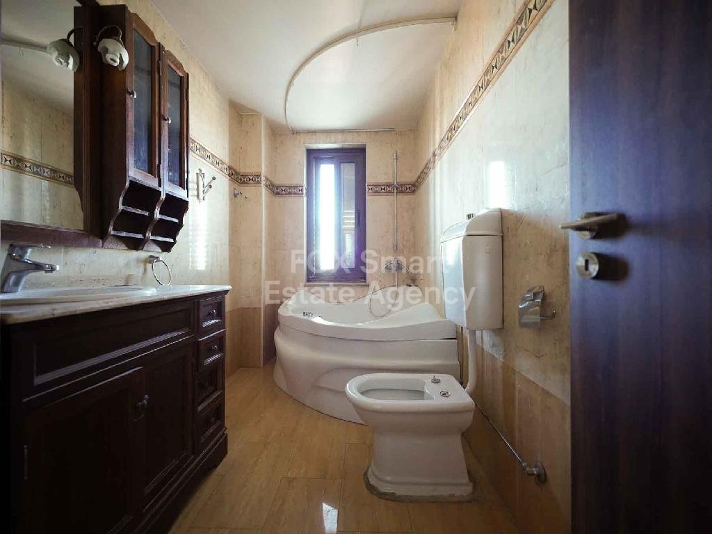 Spacious 5-bedroom house with a swimming pool in Tseri, Nicosia