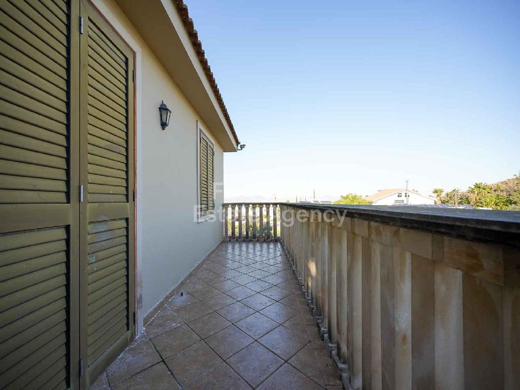 Spacious 5-bedroom house with a swimming pool in Tseri, Nicosia