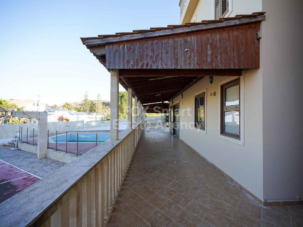 Spacious 5-bedroom house with a swimming pool in Tseri, Nicosia