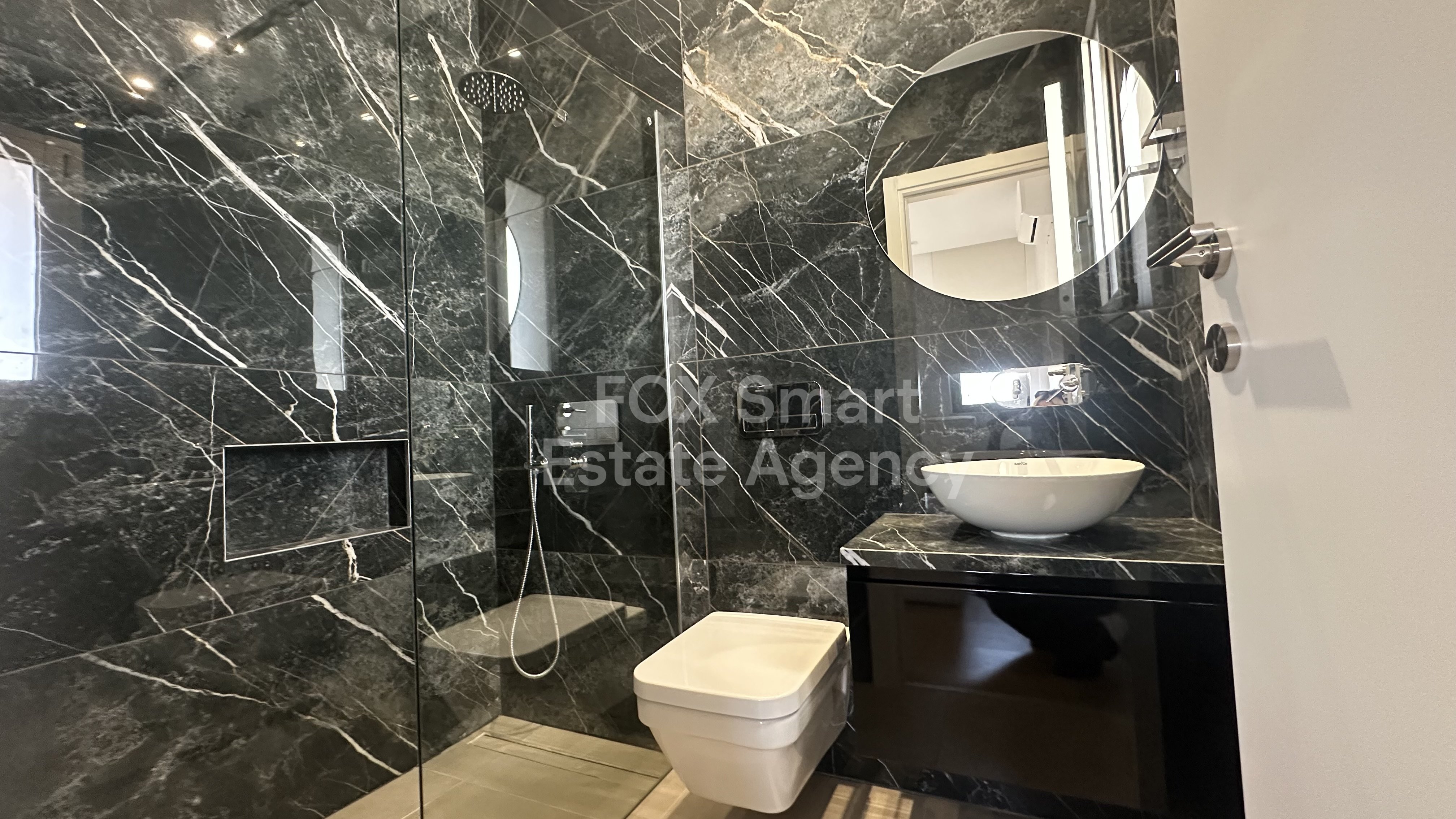 Luxurious Three Bedroom Penthouse Apartment