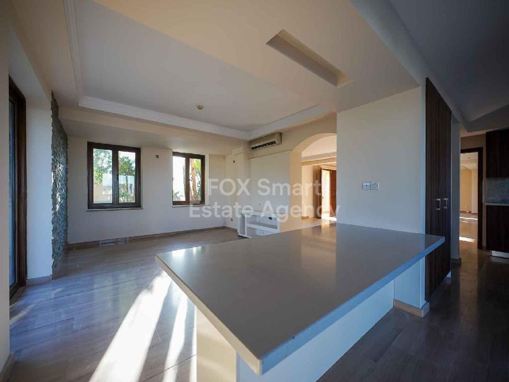 Spacious 5-bedroom house with a swimming pool in Tseri, Nicosia