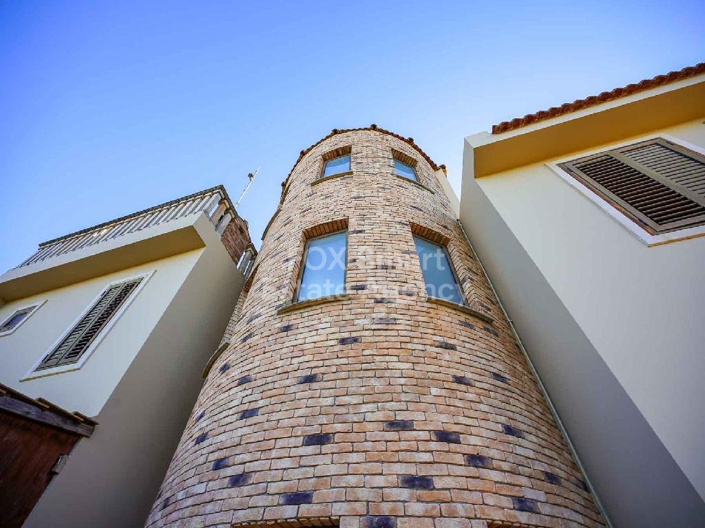 Spacious 5-bedroom house with a swimming pool in Tseri, Nicosia