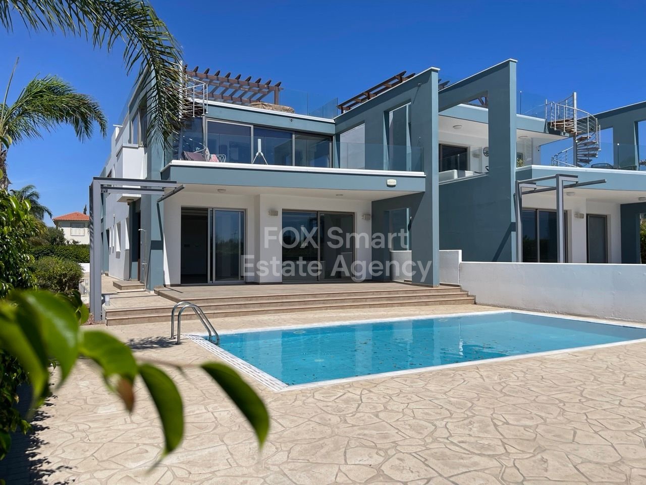 Beachside 3-Bedroom Apartment with Private Pool in Pervolia, Larnaca