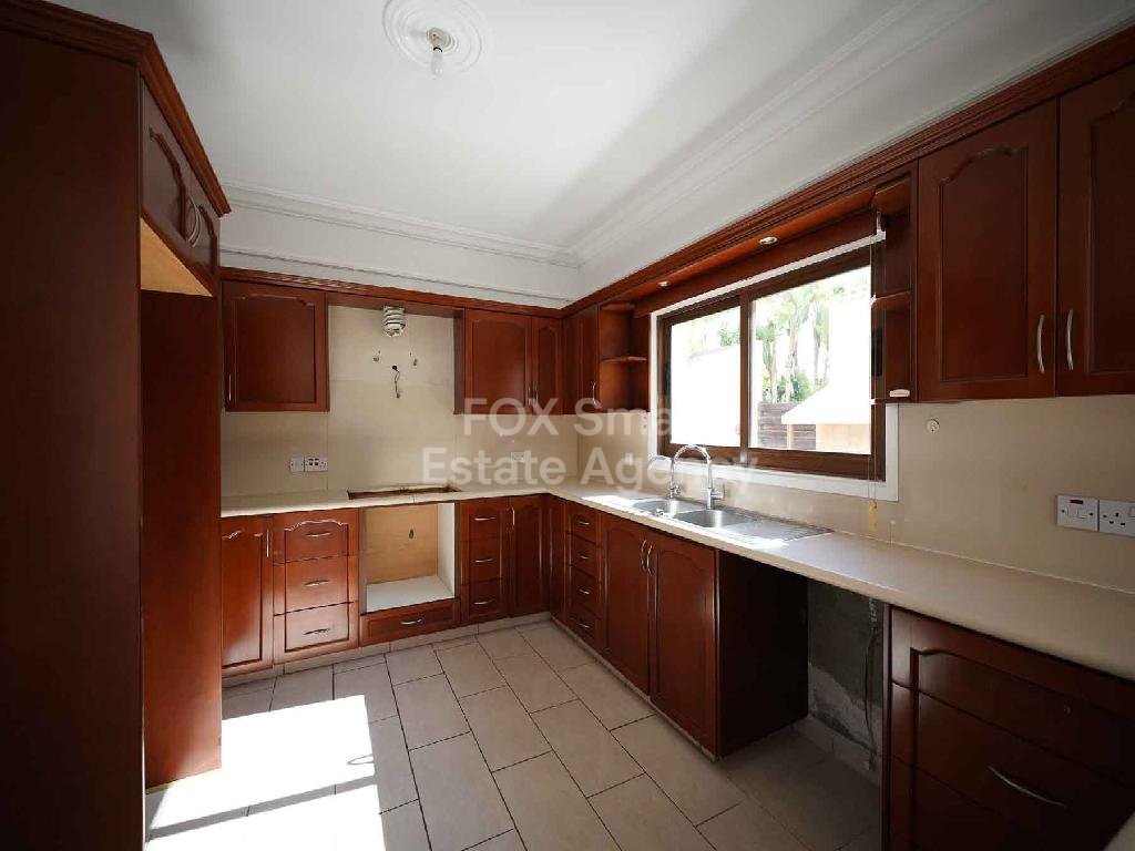 Large detached house in a large plot, Lakatameia-Nicosia for sale